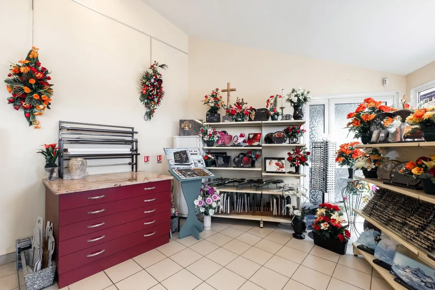 Présentoir funéraire : plaques personnalisées et fleurs artificielles.