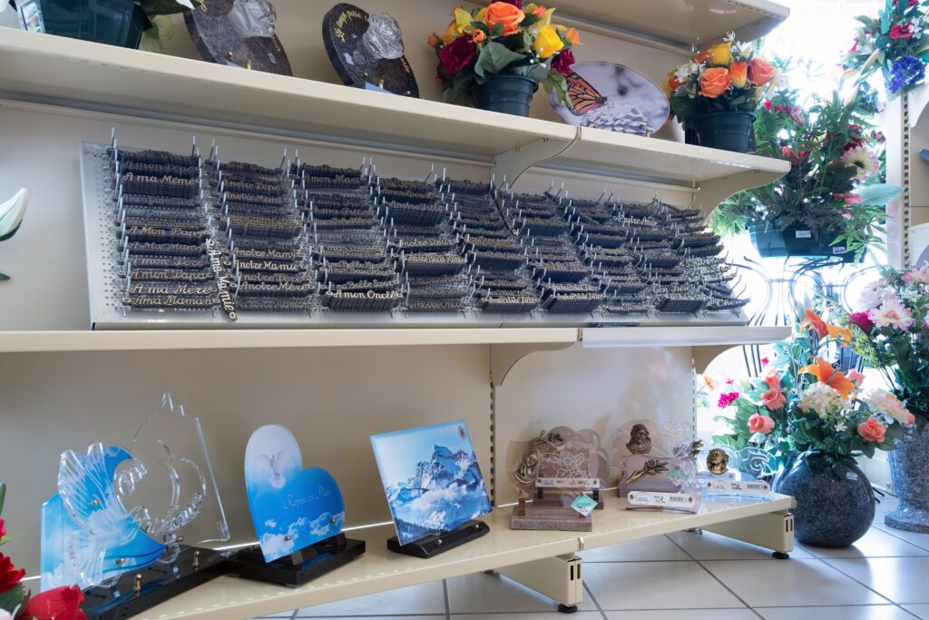 fleurs dans un vase dans un cimetiere