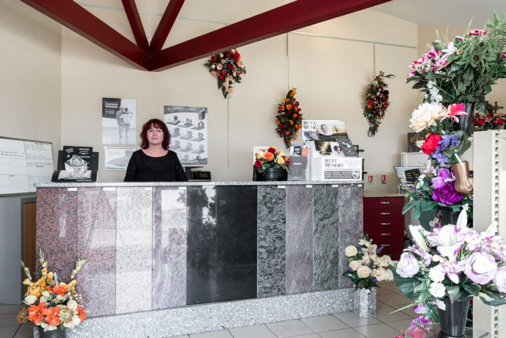 fleurs dans un vase dans un cimetiere